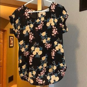 Short sleeve floral top with zipper detail in back